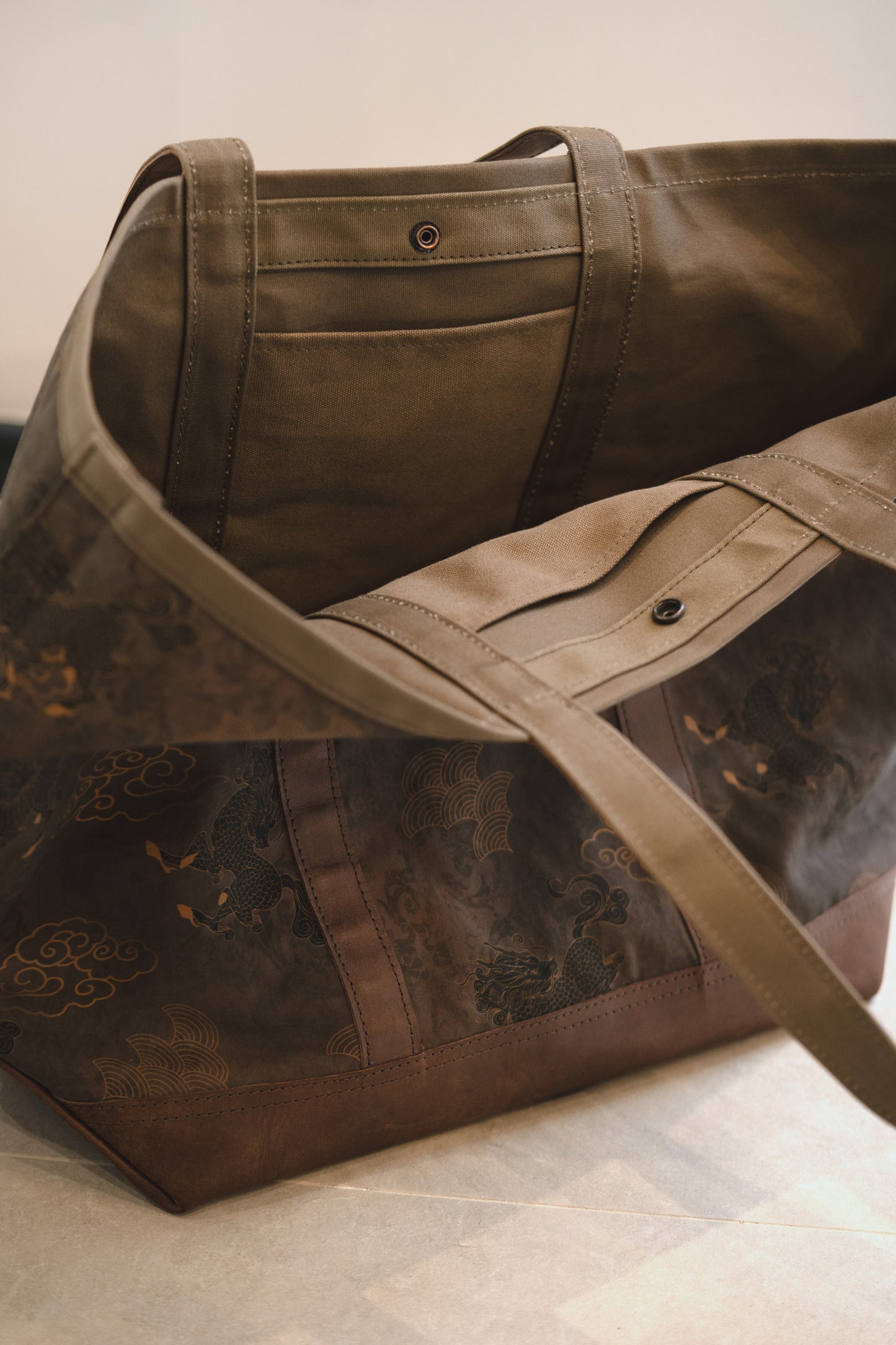 Qilin Print Tote Bag with multiple pockets