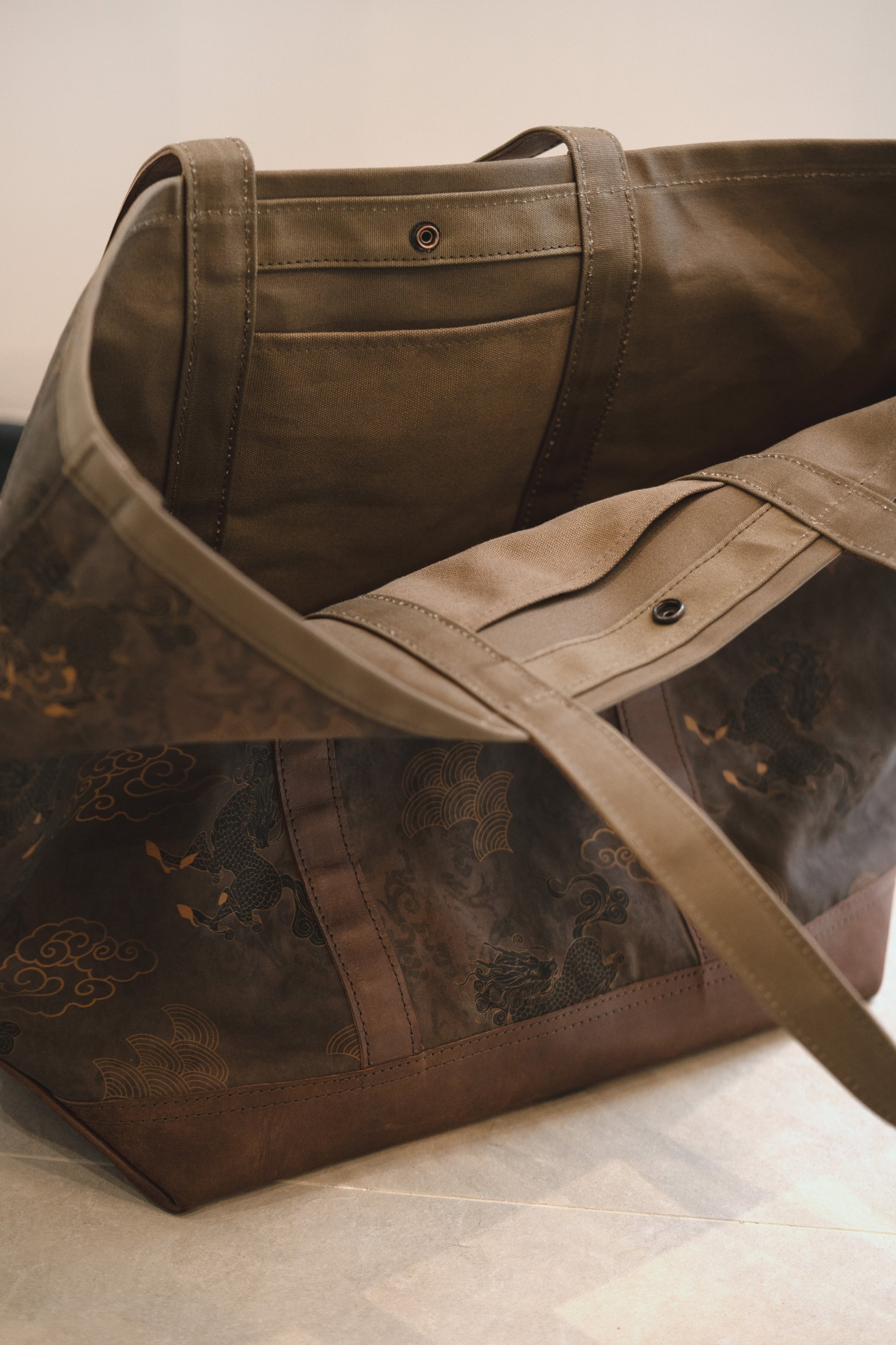 Qilin Print Tote Bag with multiple pockets